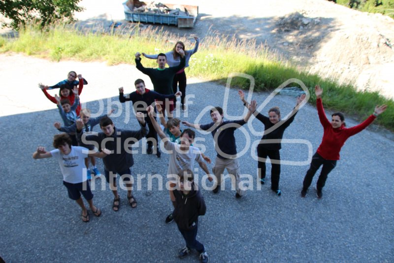 Photo de groupe
Les participants aux sÃ©jours de "MysTerre des Alpes" et "StarFinder" avec l'Ã©quipe des 4 Ã©ducateurs scientifique
Keywords: sÃ©jour