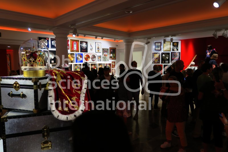 Dans l'exposition Freddie Mercury à Sotheby's
Keywords: Tourism,Tourisme