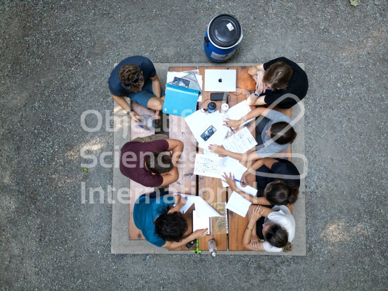Keywords: table,drone,groupe
