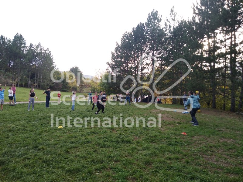 Jeu de balle dans la prairie à Crupies
Jeunes en train de faire un jeu de ballon en plein air
Keywords: Plein air,AES,ballon
